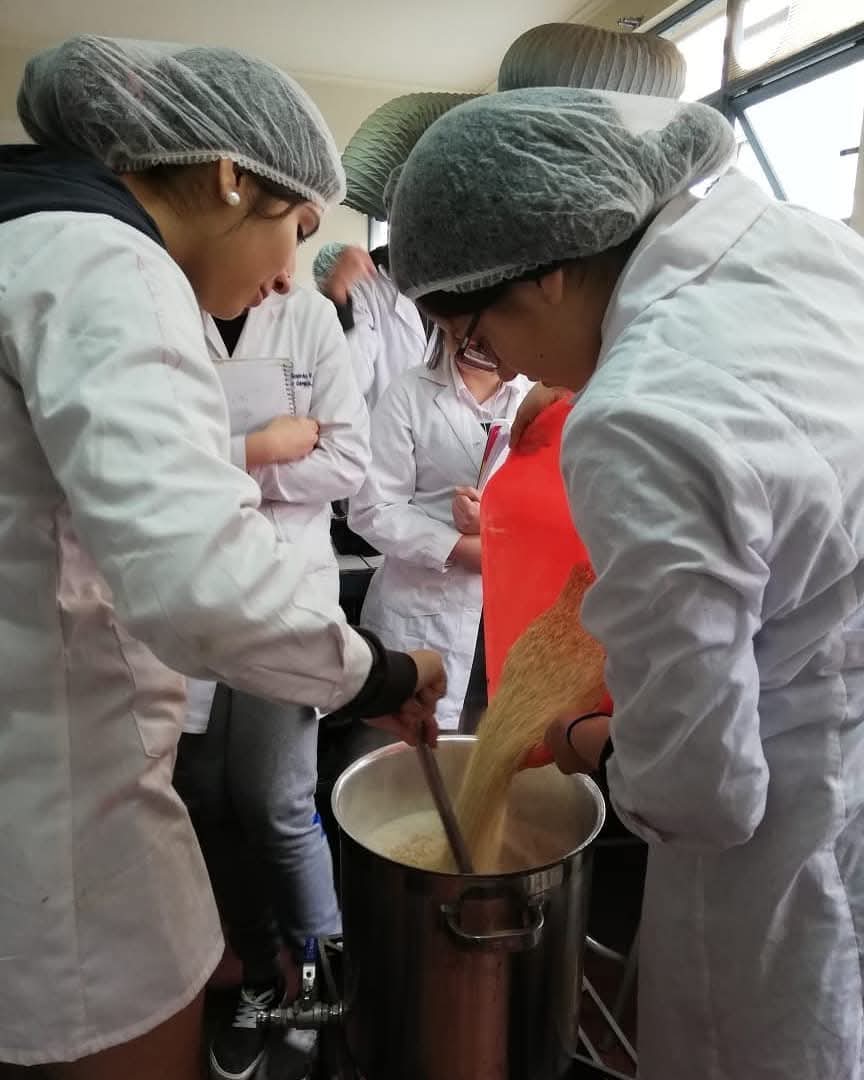 Alumnos macerando