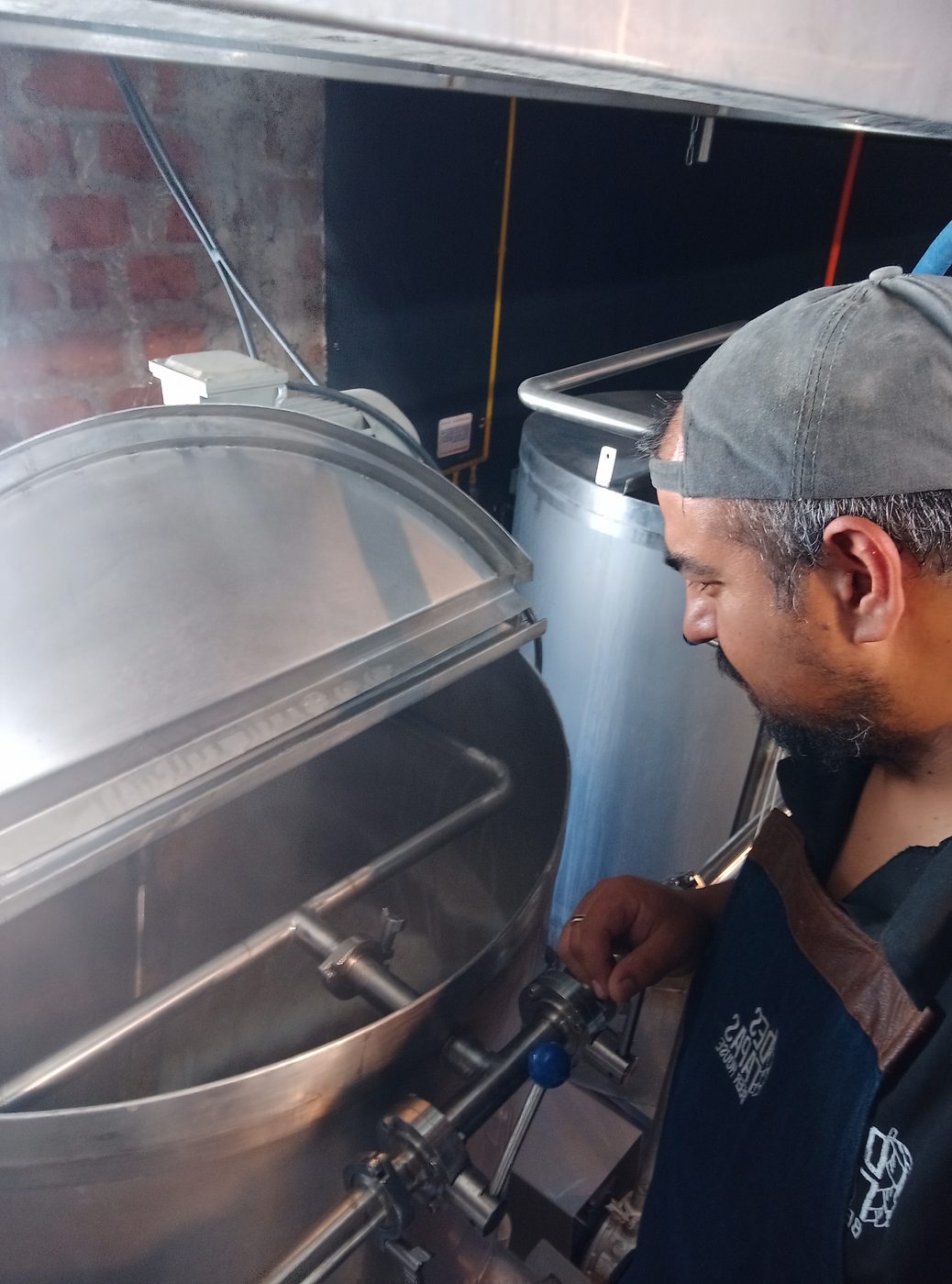 Carlos revisando el equipo de cocción