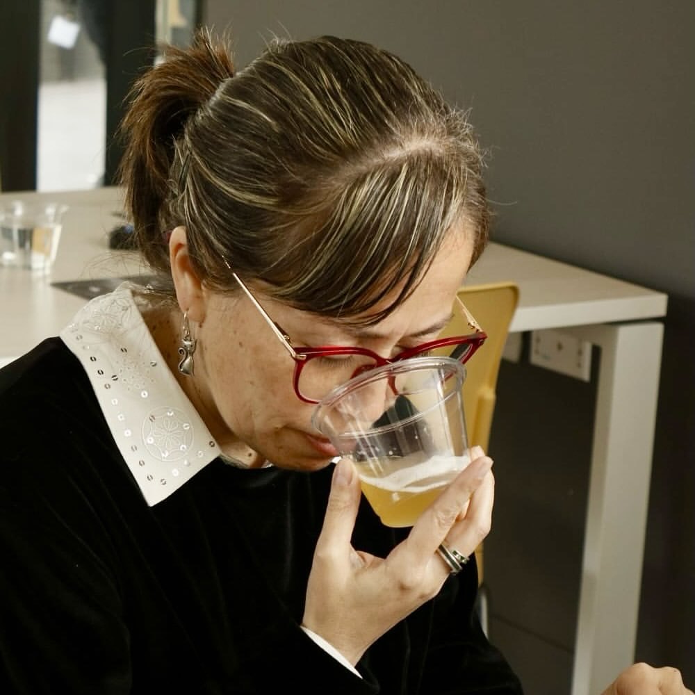 Beatriz Valenzuela catando