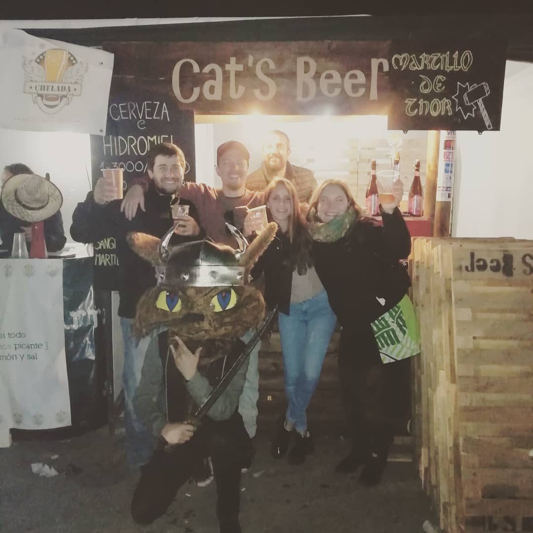 Brindis en el stand de Cat's Beer