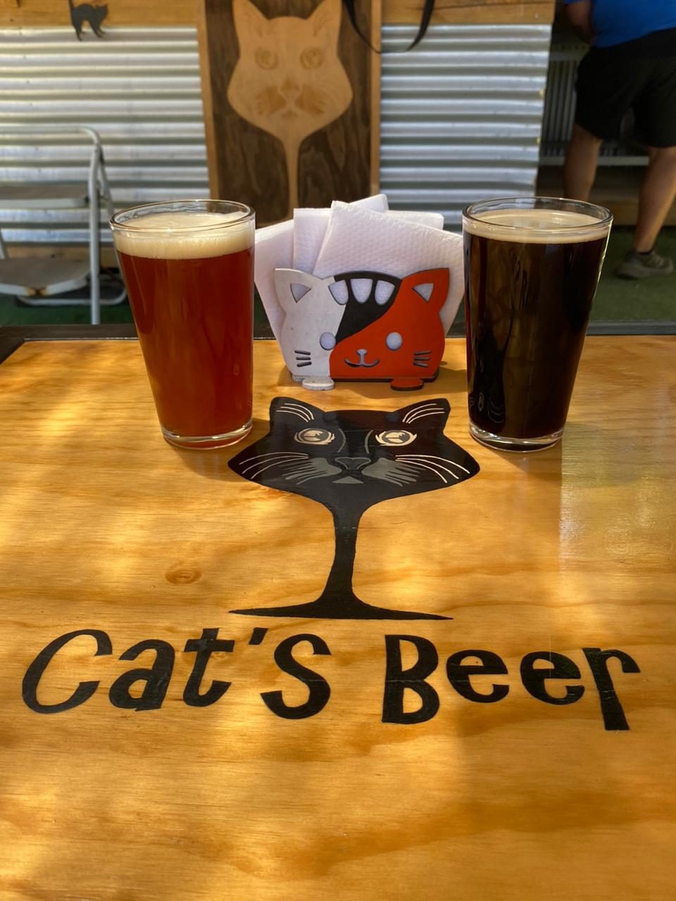 Dos schops sobre la mesa con el logo de Cat's Beer